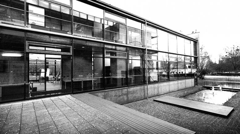 Lichthof mit Fensterfassade , abgestuften Terrassen und kl. Springbrunnen