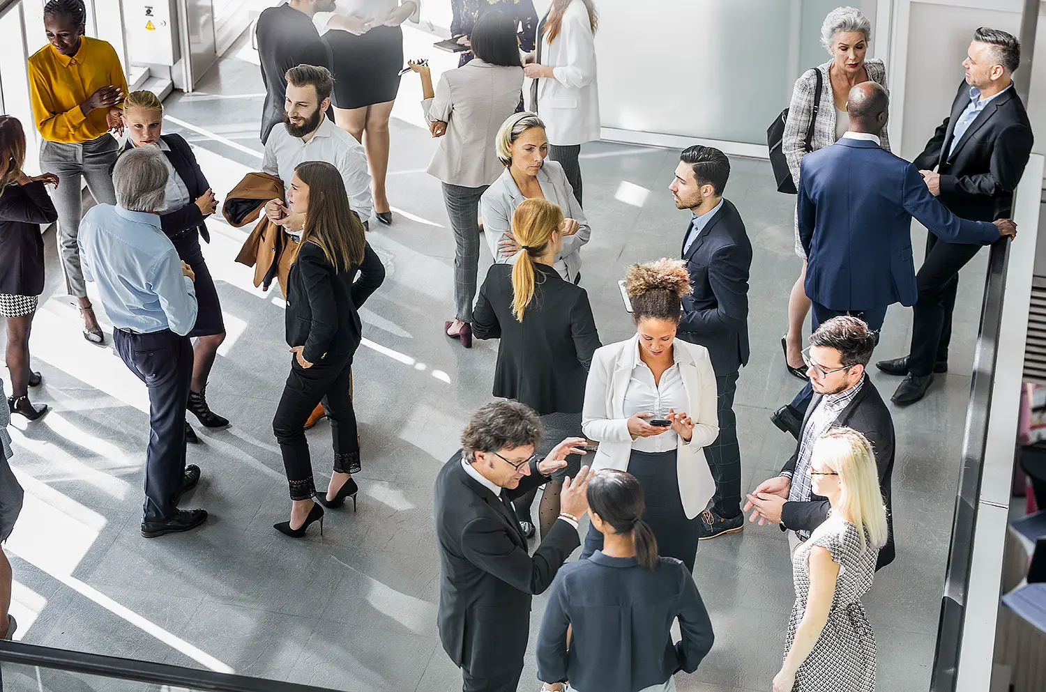 Aufnahme einer Gruppe von Erwachsenen in einem Foyer in einer Empfangssituation.